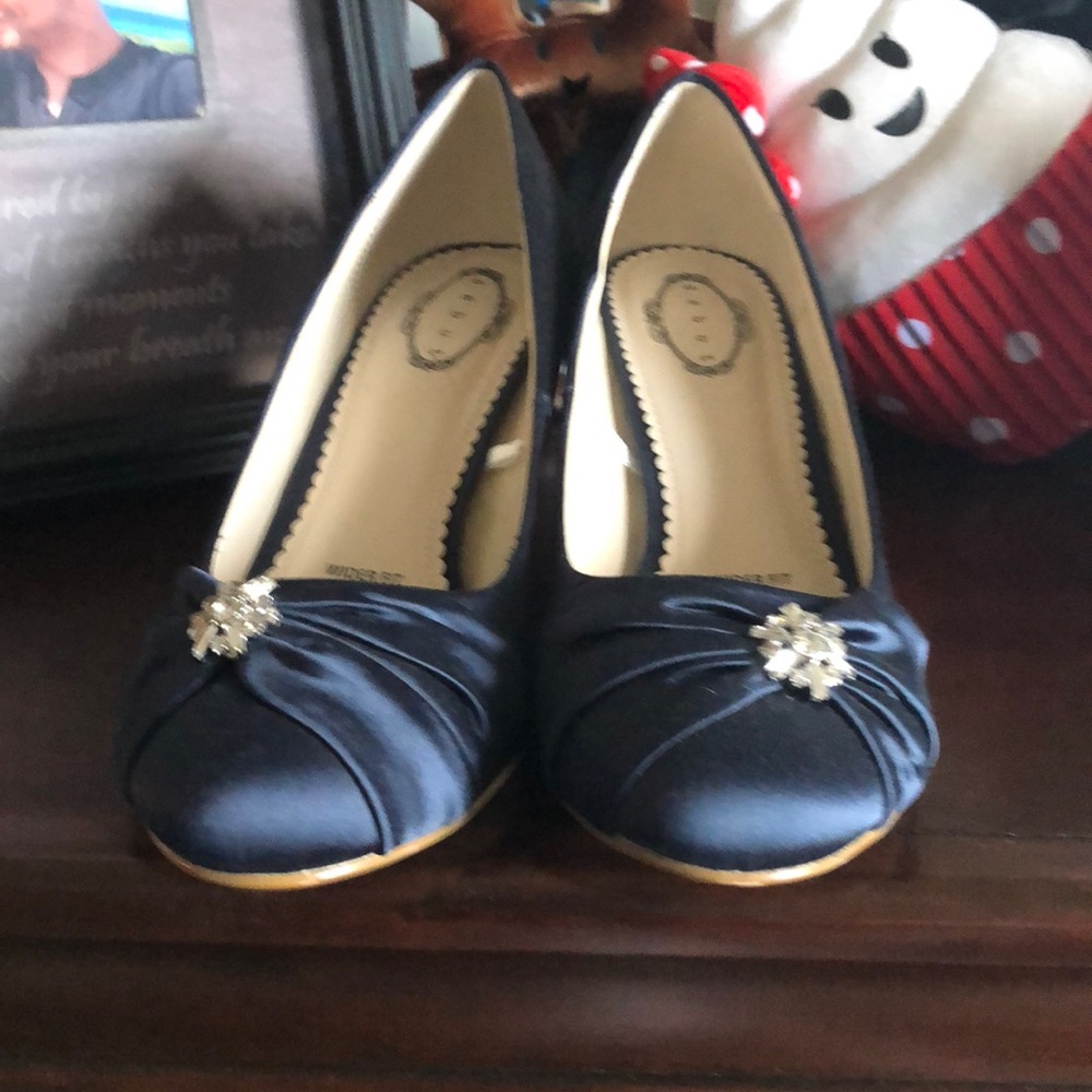 Gorgeous navy round toe heels